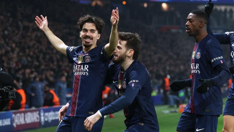 不离不弃！国足0比2不敌澳大利亚，赛后球员们集体谢场…